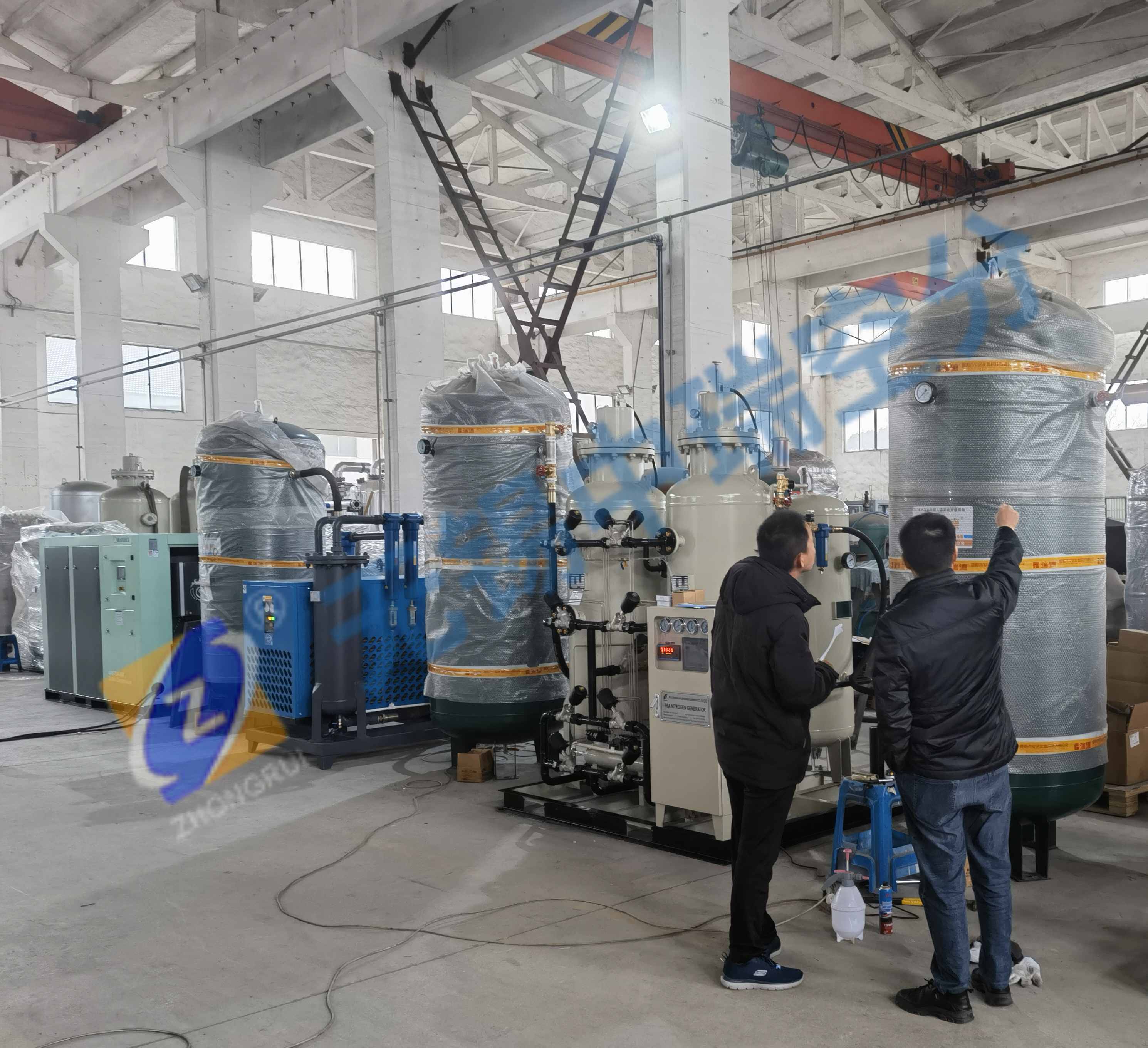 整套高純度制氮機發(fā)貨前，客戶來工廠實地驗貨及學習，無錫中瑞空分全力提供優(yōu)良服務